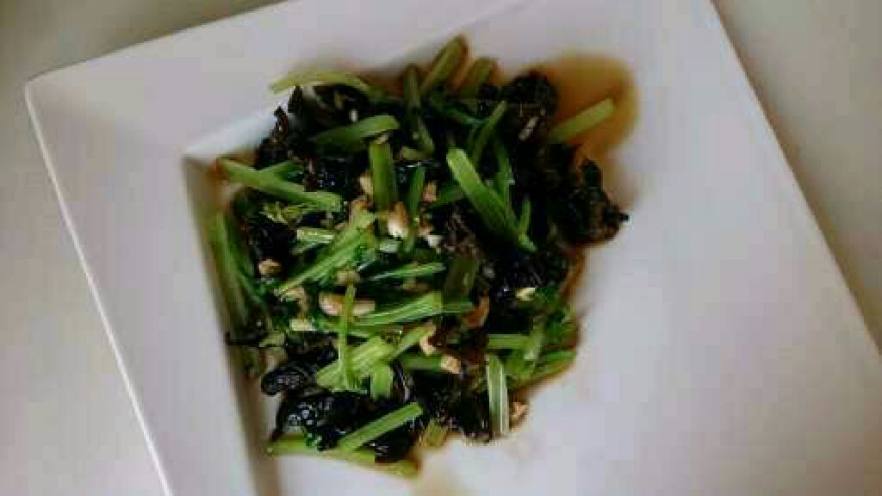 小芹菜拌木耳