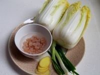 干贝娃娃菜,备好材料:娃娃菜2棵、干贝25克、小葱一根、姜5片。注干贝略浸泡几分钟