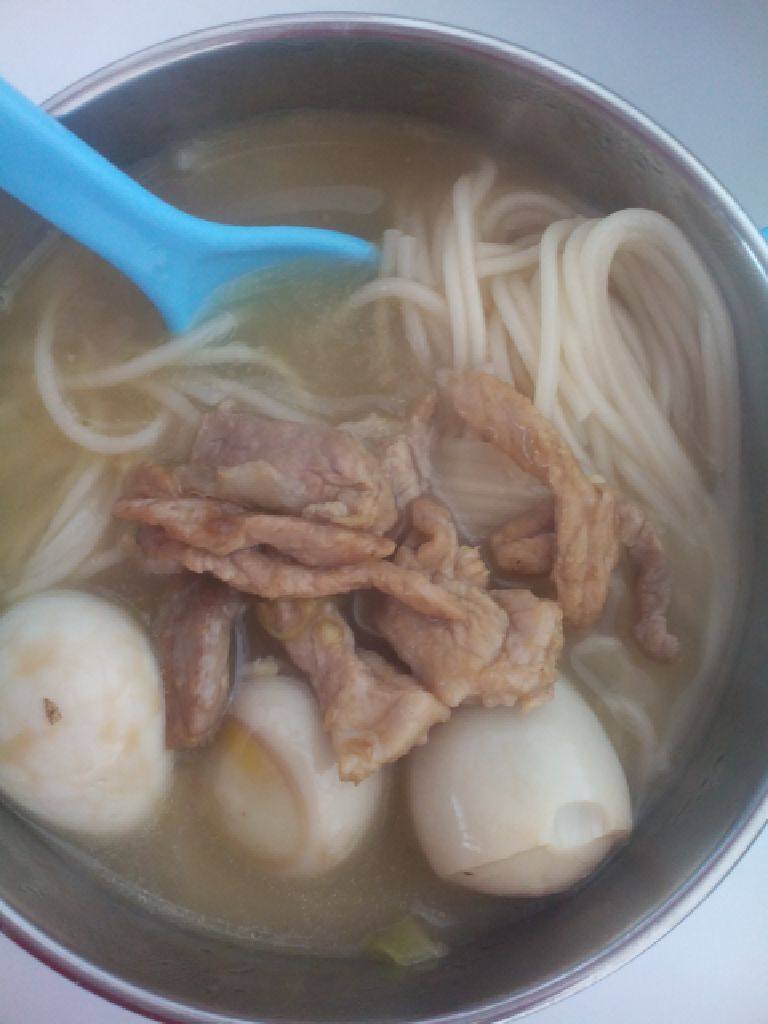 鹌鹑蛋肉丝汤面