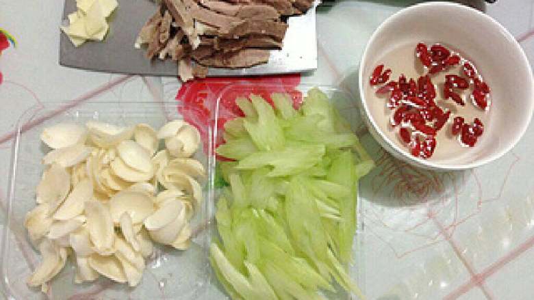 [咸肉丝炒西芹百合],准备所有食材。咸肉切条状。蒜切片，鲜<a style='color:red;display:inline-block;' href='/shicai/ 36'>百合</a>剥成瓣，西芹斜刀切薄片，<a style='color:red;display:inline-block;' href='/shicai/ 673'>枸杞</a>用清水泡一会。