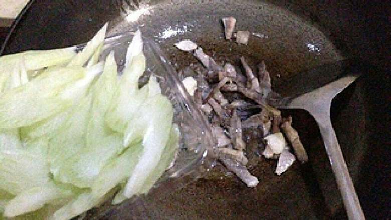 [咸肉丝炒西芹百合],炒匀加入西芹。