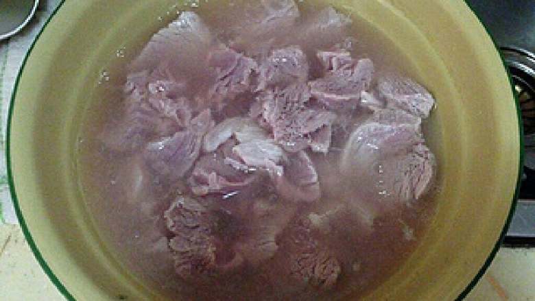 面包机版肉松,<a style='color:red;display:inline-block;' href='/shicai/ 414'>猪肉</a>猪瘦肉切小块,去筋去肥肉。焯水。