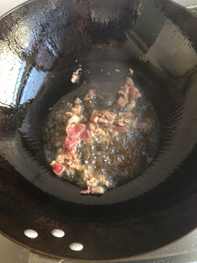 羊肉炒山药,放油炒肉 翻炒