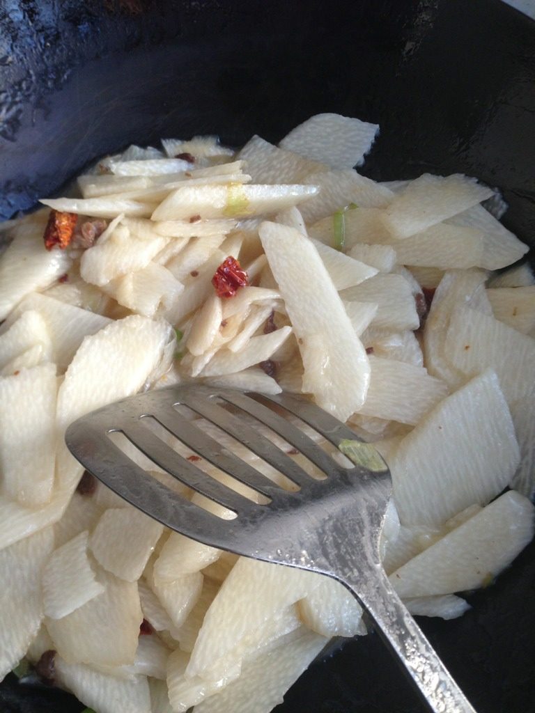 羊肉炒山药,放<a style='color:red;display:inline-block;' href='/shicai/ 28'>山药</a> 防粘锅加点水 