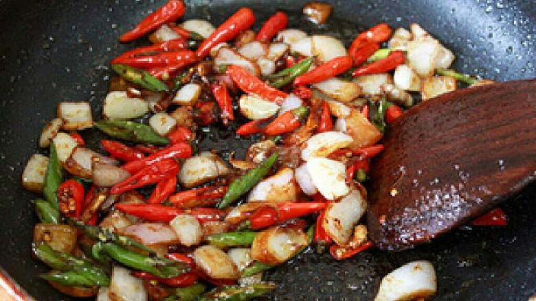 【酱爆鱿鱼】,倒入<a style='color:red;display:inline-block;' href='/shicai/ 712'>甜面酱</a>，<a style='color:red;display:inline-block;' href='/shicai/ 3729'>白糖</a>，醋，翻炒一会，让<a style='color:red;display:inline-block;' href='/shicai/ 712'>甜面酱</a>炒出香味融入洋葱里。