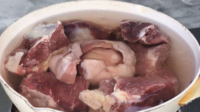 枣香卤牛肉,半小时后,将浸泡好的红枣,和卤料水大火煮沸