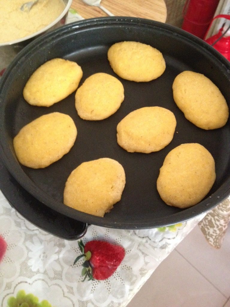 黄金饼,如图拍成大小均匀的小饼子,放平底锅依次摆好熟了即可出锅