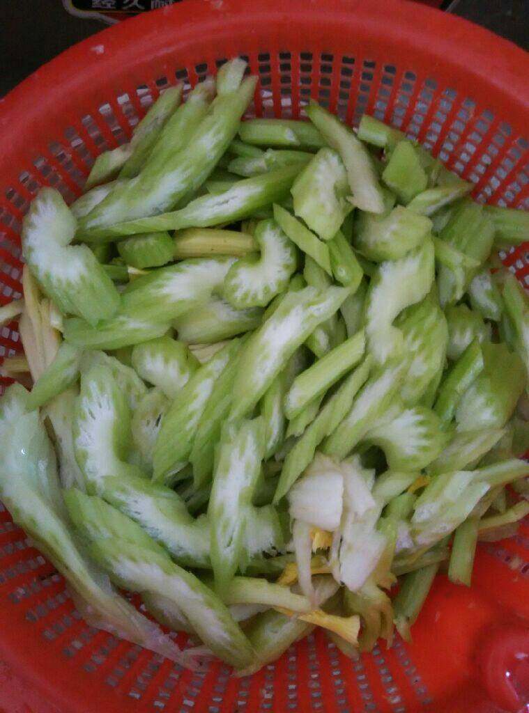 芹菜炒肉,<a style='color:red;display:inline-block;' href='/shicai/ 125'>芹菜</a>洗净斜切，葱姜切末