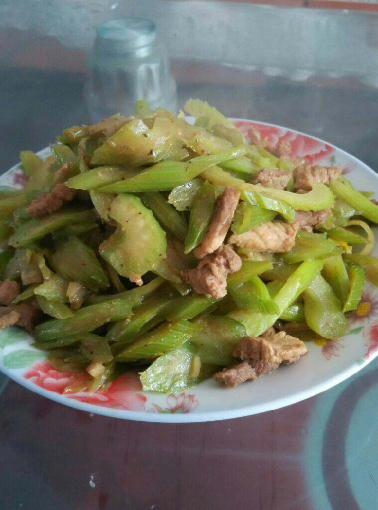 芹菜炒肉,油热下葱姜，放炒熟的肉，芹菜翻拌，放醋，盐翻拌，放<a style='color:red;display:inline-block;' href='/shicai/ 720'>胡椒粉</a>，<a style='color:red;display:inline-block;' href='/shicai/ 12043'>花椒粉</a>，<a style='color:red;display:inline-block;' href='/shicai/ 756'>鸡精</a>，翻拌，放味极鲜翻拌出锅