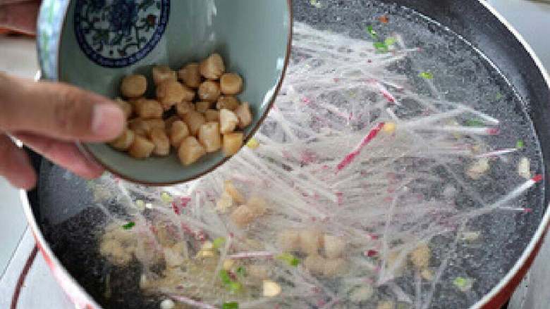 面疙瘩汤,加入清水,倒入干贝,开大火。