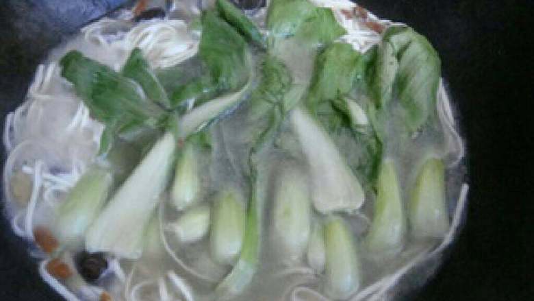 鸡汤面,再次煮沸时把小白菜放进去烫熟夹起,煮至面条熟即可,如果不够咸,加一点点盐。