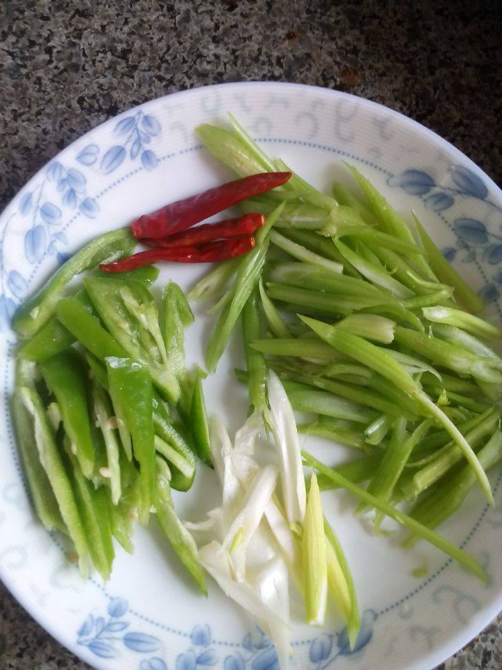 芹菜炒肉丝,<a style='color:red;display:inline-block;' href='/shicai/ 125'>芹菜</a>，<a style='color:red;display:inline-block;' href='/shicai/ 10089'>青辣椒</a>切好备用。