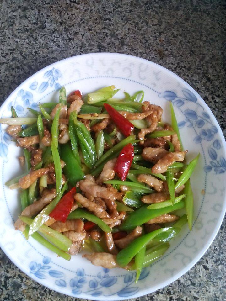 芹菜炒肉丝,锅中油， 7分热后， 加入腌好的肉丝， 不停翻炒知入颜色变白， 加入切好的菜， 加入适量的盐， 5分钟左右皆可加味精，出锅。