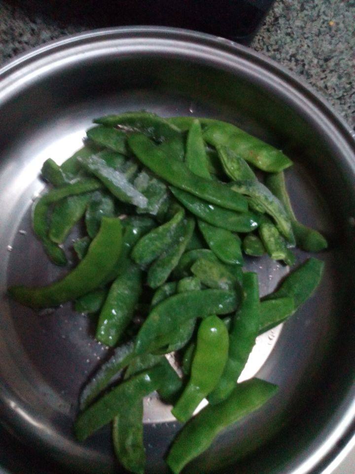 土豆炖冻豆角,冻豆角提前化冻备用。
