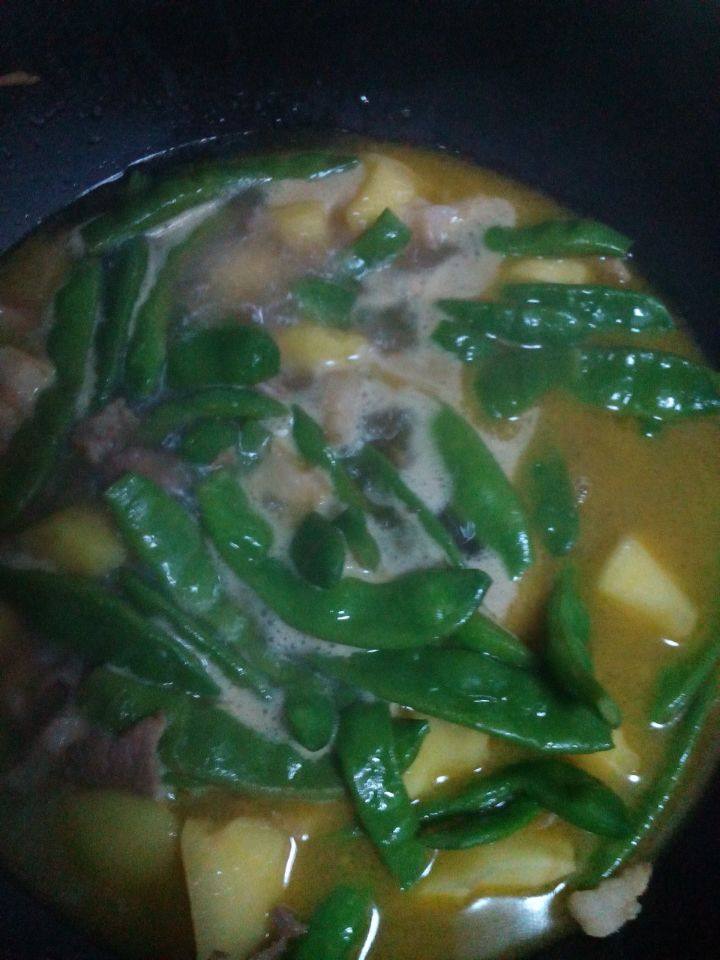 土豆炖冻豆角,锅中油七分热时,先加入肥肉丁,炒出肥油后在加入切好的瘦肉, 肉颜色变白后加入土豆和豆角不停的翻炒一会,在加入适量的水,酱油盐,花椒粉,姜粉<a style='color:red;display:inline-block;' href='/shicai/ 86474'>干辣椒</a>,炖大概15分钟左右.