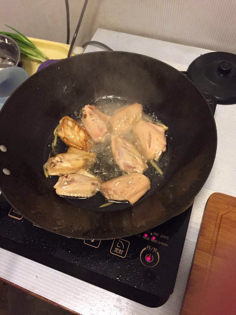 可乐鸡翅,如图把鸡翅用油小火煎黄放姜可乐煮到收汁就可以