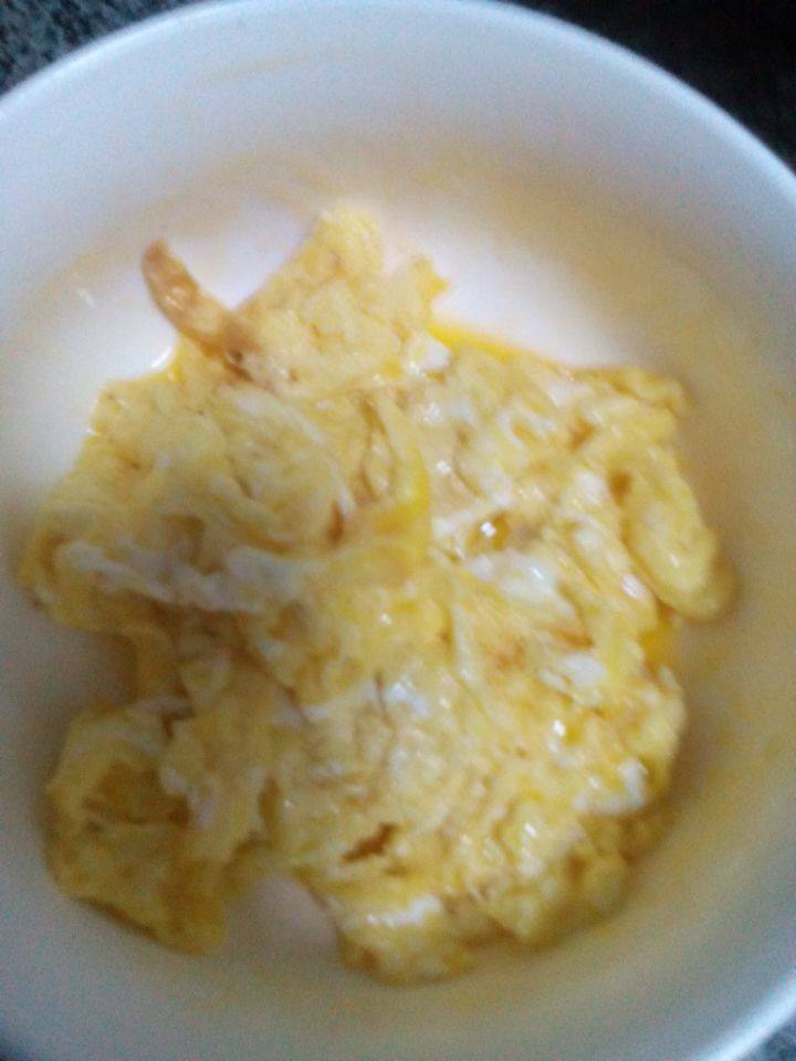 大葱炒鸡蛋,锅中加油7分热后， 加入鸡蛋， 炒好被用。