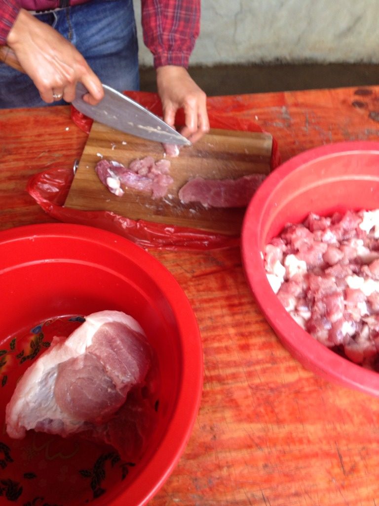 闽南腊肠,把肉切一小块