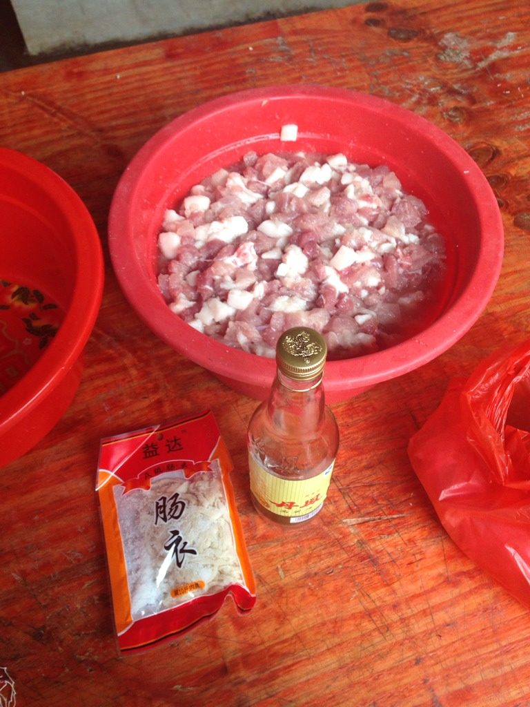 闽南腊肠,放入一斤糖 盐50克 味精适量 丹凤高粱就一瓶拌匀 肠衣放温水里泡下