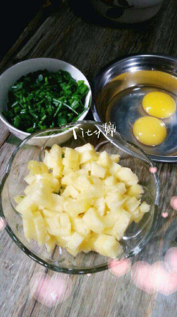 懒人版(菠萝炒饭),如图材料准备。<a style='color:red;display:inline-block;' href='/shicai/ 507'>米饭</a>事先煮好。