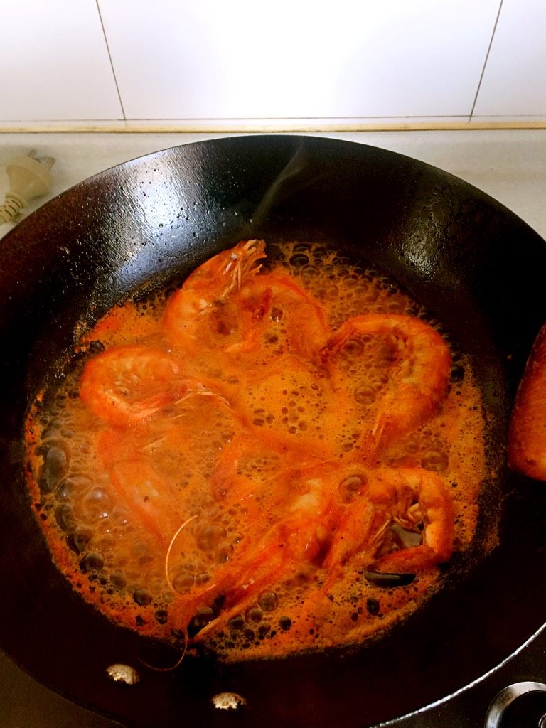 油闷大虾,大虾变红加入少量水，加<a style='color:red;display:inline-block;' href='/shicai/ 718'>料酒</a><a style='color:red;display:inline-block;' href='/shicai/ 788'>生抽</a>，<a style='color:red;display:inline-block;' href='/shicai/ 10588'>糖</a>，盐，中小火慢炖收汁