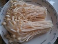 白灼金针菇,金针菇洗净,切掉根部