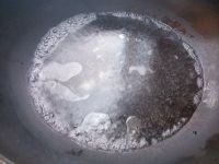 白灼金针菇,锅内烧水煮沸,放入适量盐和油
