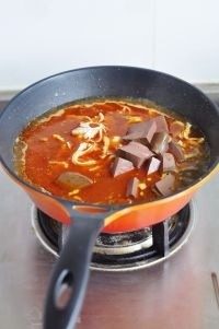 家常毛血旺,放入百叶牛肚牛筋鸭血扇贝,鹌鹑蛋午餐肉一起小火煮5分钟。