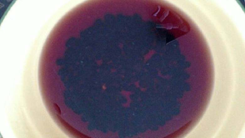 【猪骨黑豆汤】,<a style='color:red;display:inline-block;' href='/shicai/ 452'>黑豆</a>用温水泡发。