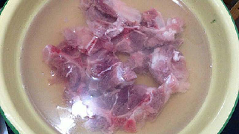 【猪骨黑豆汤】,猪骨洗净焯水洗去浮沫。