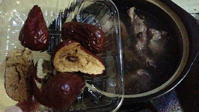 【猪骨黑豆汤】,加入红枣。继续煲半小时