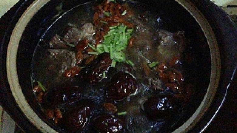 【猪骨黑豆汤】,最后调入盐,加入香菜茎提味即可。