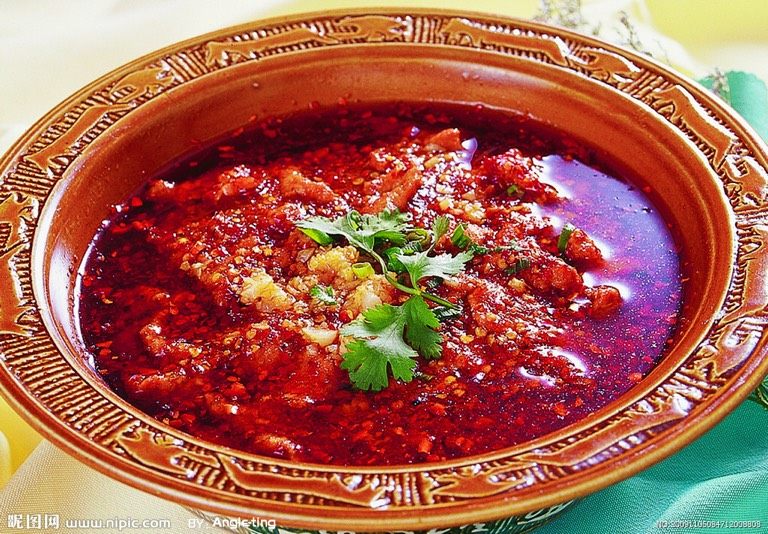 水煮肉片,把锅洗了以后加油，油开了以后淋上去（要重点淋铺上去的东西）就好了