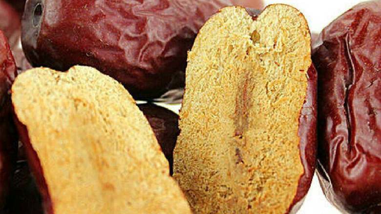 固元膏,<a style='color:red;display:inline-block;' href='/shicai/ 668'>黑芝麻</a>，<a style='color:red;display:inline-block;' href='/shicai/ 5056'>核桃仁</a>，<a style='color:red;display:inline-block;' href='/shicai/ 2470'>红枣</a>去核，<a style='color:red;display:inline-block;' href='/shicai/ 866'>冰糖</a>，弄成碎状，放入一个大盆里拌均匀