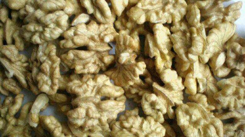 固元膏,倒入<a style='color:red;display:inline-block;' href='/shicai/ 894'>黄酒</a>2斤，拌均匀，放入砸成小块的<a style='color:red;display:inline-block;' href='/shicai/ 5'>阿胶</a>，盖好盖子