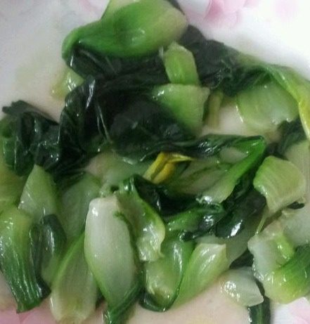 炒青菜,揭盖放盐，炒一炒，盖㶽盖烧至熟