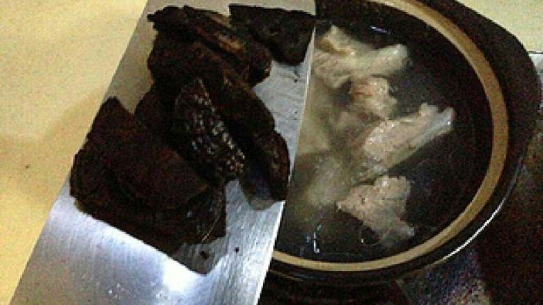 淮山猪骨灵芝汤, 加入灵芝。