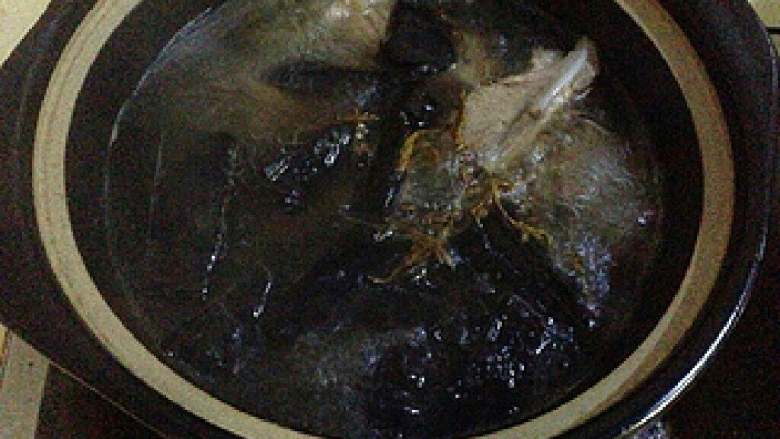 淮山猪骨灵芝汤,加少许石斛。大火煮开转中小火，煲1小时。