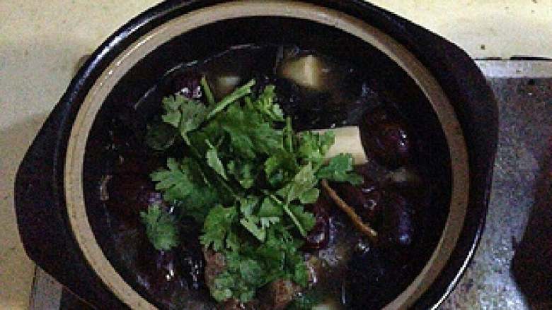 淮山猪骨灵芝汤,最后调入盐和<a style='color:red;display:inline-block;' href='/shicai/ 131'>香菜</a>提味即可。