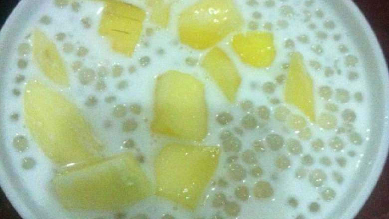 牛奶芒果西米露,<a style='color:red;display:inline-block;' href='/shicai/ 598'>芒果</a>切丁，将<a style='color:red;display:inline-block;' href='/shicai/ 598'>芒果</a>，西米露，倒入<a style='color:red;display:inline-block;' href='/shicai/ 219'>牛奶</a>里，即可食用