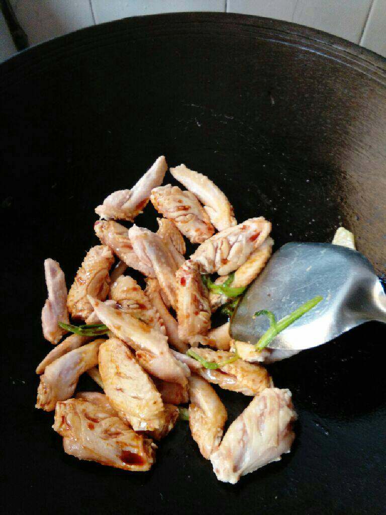 家庭式可乐鸡翅,煎到鸡翅鸡尖变金黄色,加入酱油铺满锅底,无需太多,随后加入白糖许可