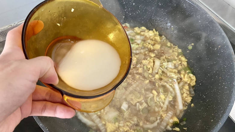 虾酱拌面➕虾酱鸡蛋白菜拌面,转中火,淋两汤匙手淀粉煮到汤汁浓郁
