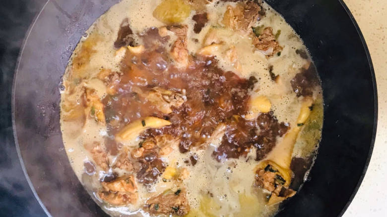 酱焖鸡块,加入一碗清水,水要盖过鸡块