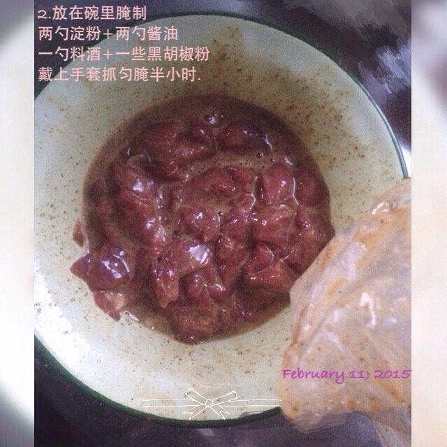 黑胡椒蒜子牛肉粒,放在碗里腌制，两勺淀粉+两勺<a style='color:red;display:inline-block;' href='/shicai/ 692'>酱油</a>+一勺<a style='color:red;display:inline-block;' href='/shicai/ 718'>料酒</a>+一些<a style='color:red;display:inline-block;' href='/shicai/ 134333'>黑胡椒</a>粉+半个打匀的鸡蛋，然后抓匀，腌制半小时