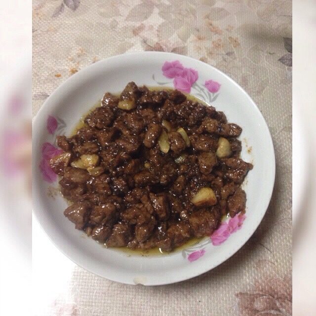 黑胡椒蒜子牛肉粒,把炸好的蒜和刚才的牛肉一起炒，加入少量酱油料酒，加入一勺半<a style='color:red;display:inline-block;' href='/shicai/ 721'>蚝油</a>，加入一点<a style='color:red;display:inline-block;' href='/shicai/ 3729'>白糖</a>(根据口味决定放多少)。然后炒匀就好啦。