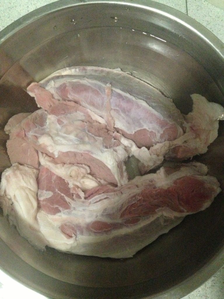 酱牛肉,<a style='color:red;display:inline-block;' href='/shicai/ 216'>牛肉</a>提前用凉水泡上两个小时,中途换水,如图