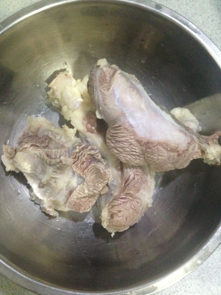 酱牛肉,牛肉开水汆烫去血水,清水洗净,如图