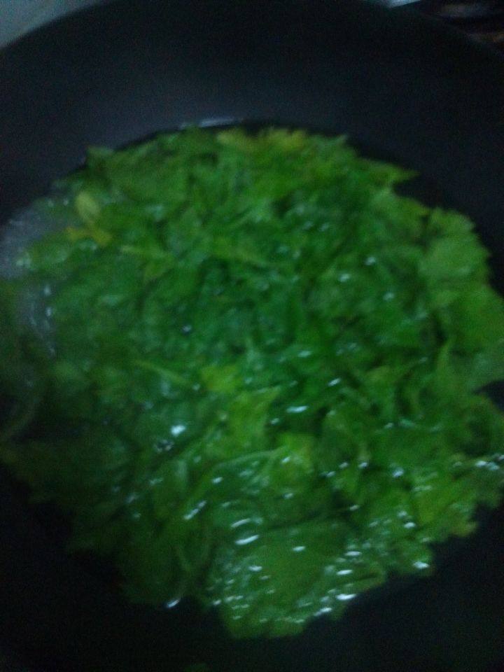 拌芹菜叶,锅中水开后，焯下芹菜叶，然后用冷水洗净。