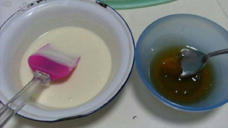 巧克力玫瑰花,<a style='color:red;display:inline-block;' href='/shicai/ 874'>巧克力</a>坐热水软化后晾凉，麦芽糖浆晾凉。