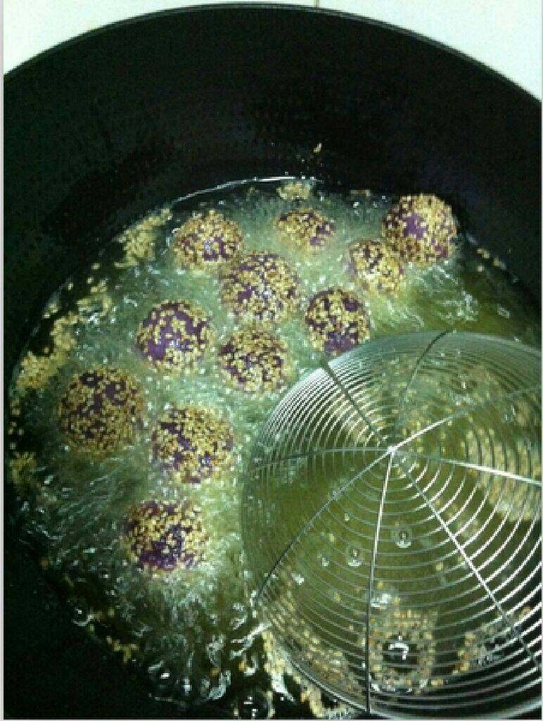 紫薯芝麻球~情人节礼物, 放入锅中小火炸至浮起油面即可。